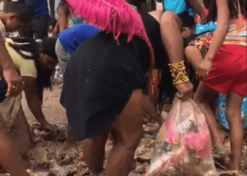 Vídeo mostra indígenas do Jordão coletando comida na lama, após baixa do rio