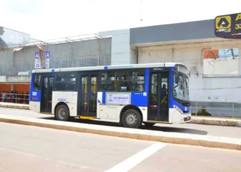 Frota de ônibus é reduzida em Rio Branco para racionar combustível devido a protestos que interditam estradas em RO