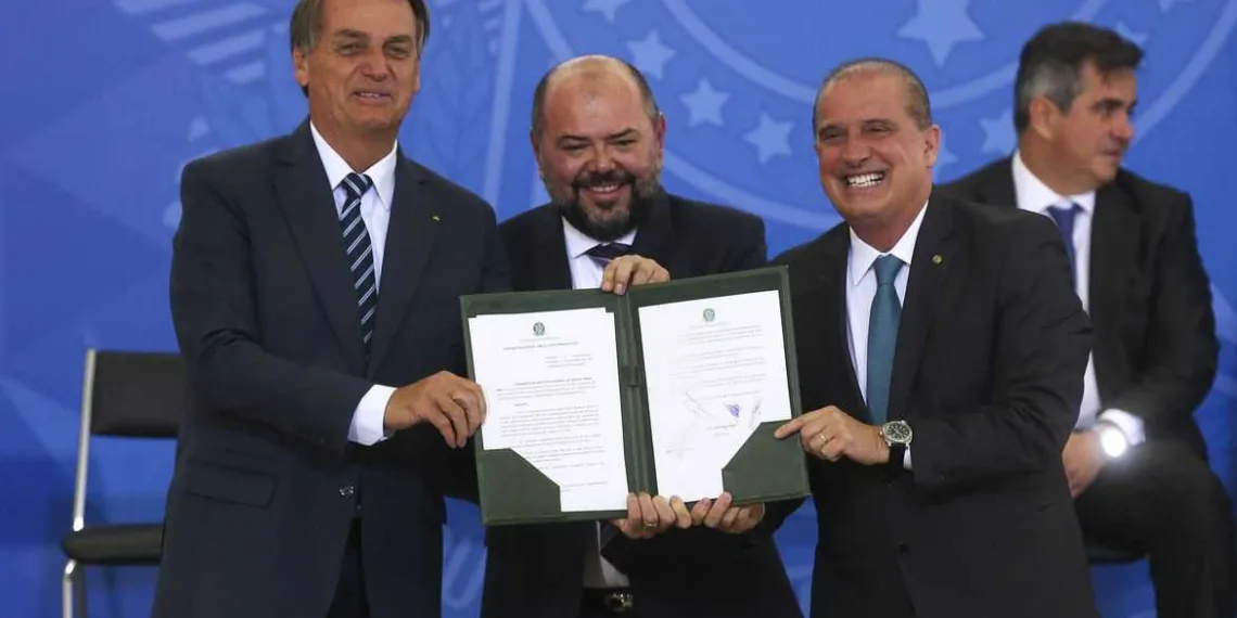 Os presidentes da República, Jair Bolsonaro, do INSS,José Carlos Oliveira e o ministro do Trabalho e Previdência, Onyx Lorenzoni, participam da cerimônia de modernização da prova de vida do INSS, no Palácio do Planalto.