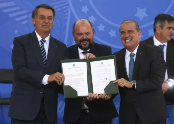 Os presidentes da República, Jair Bolsonaro, do INSS,José Carlos Oliveira e o ministro do Trabalho e Previdência, Onyx Lorenzoni, participam da cerimônia de modernização da prova de vida do INSS, no Palácio do Planalto.