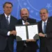 Os presidentes da República, Jair Bolsonaro, do INSS,José Carlos Oliveira e o ministro do Trabalho e Previdência, Onyx Lorenzoni, participam da cerimônia de modernização da prova de vida do INSS, no Palácio do Planalto.