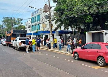 Professores protestam em frente à Casa Civil exigindo aumento salarial de 33%