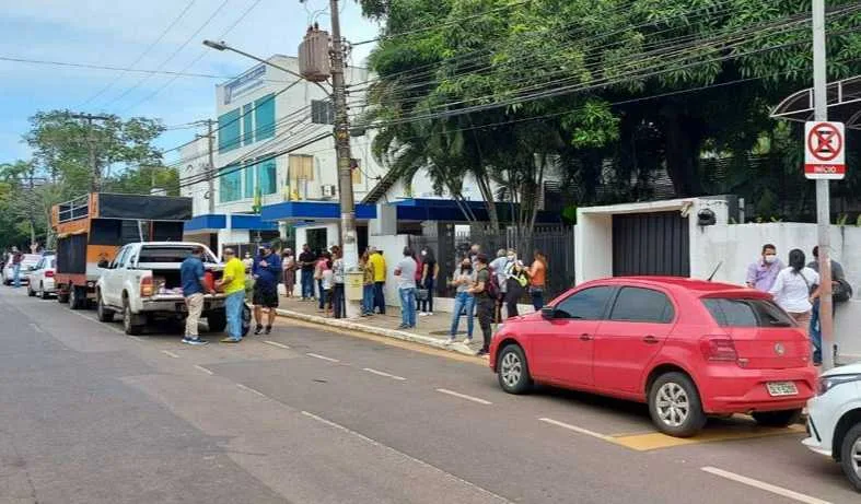 Professores protestam em frente à Casa Civil exigindo aumento salarial de 33%