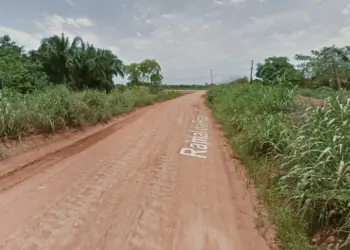 Trio armado rende família em chácara e assaltante é baleado em confronto com a polícia