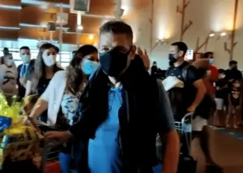 Após mais de um mês internado, Rocha chega a Rio Branco e assume o governo