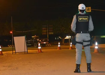Mulher com mandado de prisão é identificada durante blitz, em Rio Branco