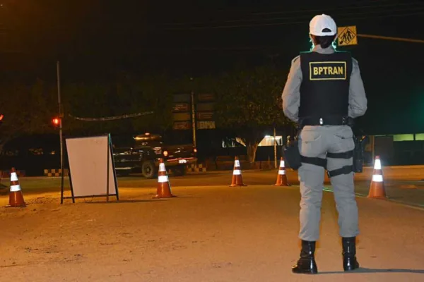 Mulher com mandado de prisão é identificada durante blitz, em Rio Branco