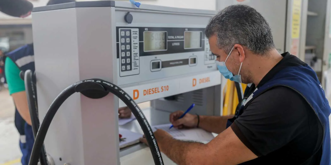 Para coibir abusos, postos de combustíveis de Rio Branco e Cruzeiro do Sul são fiscalizados pelo Procon