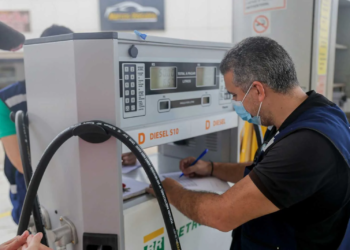 Para coibir abusos, postos de combustíveis de Rio Branco e Cruzeiro do Sul são fiscalizados pelo Procon