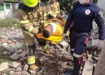 Servidores da Emurb caem de prédio no Rui Lino e são resgatados pelos bombeiros