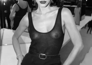 Bruna Marquezine responde críticas sobre look polêmico com transparência