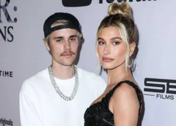 Hailey Bieber tranquiliza fãs após ser hospitalizada com coágulo no cérebro