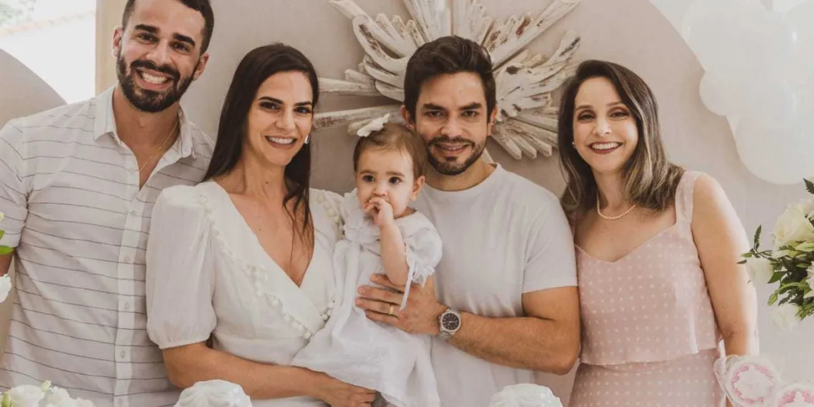 Uma comemoração intimista e familiar celebrou a apresentação da pequena Antonella, filha do casal Rodrigo Lima e Sabrina Ricciardi