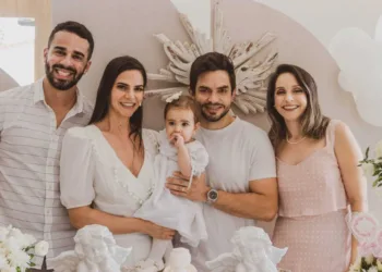Uma comemoração intimista e familiar celebrou a apresentação da pequena Antonella, filha do casal Rodrigo Lima e Sabrina Ricciardi