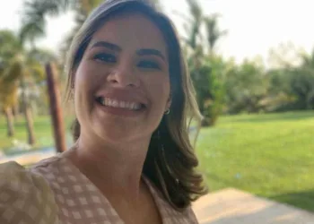 Não há quem não conheça a recente história do milagre de Deus
na vida da Michele e do pequeno Pedro, seu filho com Deputado Federal Alan Rick é
claro, meu sobrinho amado. Michele está na categoria “gigantes” pela vontade de
viver e crer em Deus na sua recuperação. E assim foi. Está cada dia mais linda e
saudável para cuidar a família. Te amo.