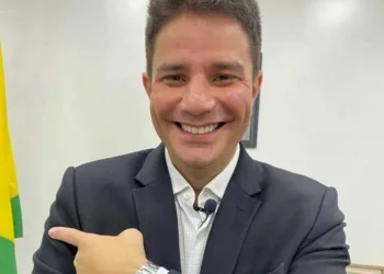 Gladson Cameli viaja para votar em Cruzeiro do Sul