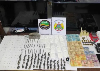 Após denúncia anônima, PM apreende drogas e quase 20 mil reais no bairro Placas