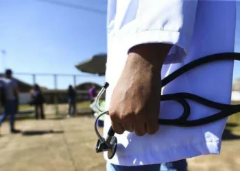 Curso de medicina com nota baixa pode ter corte de vaga ou extinção
