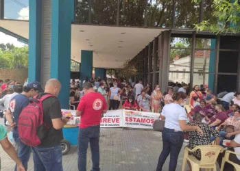 'Só suspenderemos a greve se governo contemplar o PCCR e o reajuste salarial dos servidores', diz sindicalista