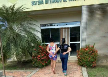 menor apreendida tribunal do crime feijó