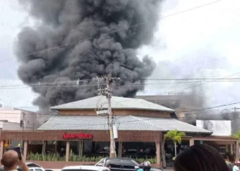 Grave incêndio atinge restaurante no bairro Bosque, em Rio Branco