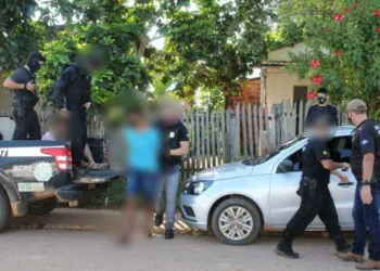 Acusados de bloquear estrada e atirar contra motorista para roubar carro são presos em Bujari