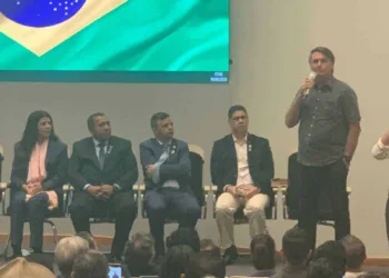 Bolsonaro critica ministro do STF Alexandre de Moraes por suspender Telegram no Brasil