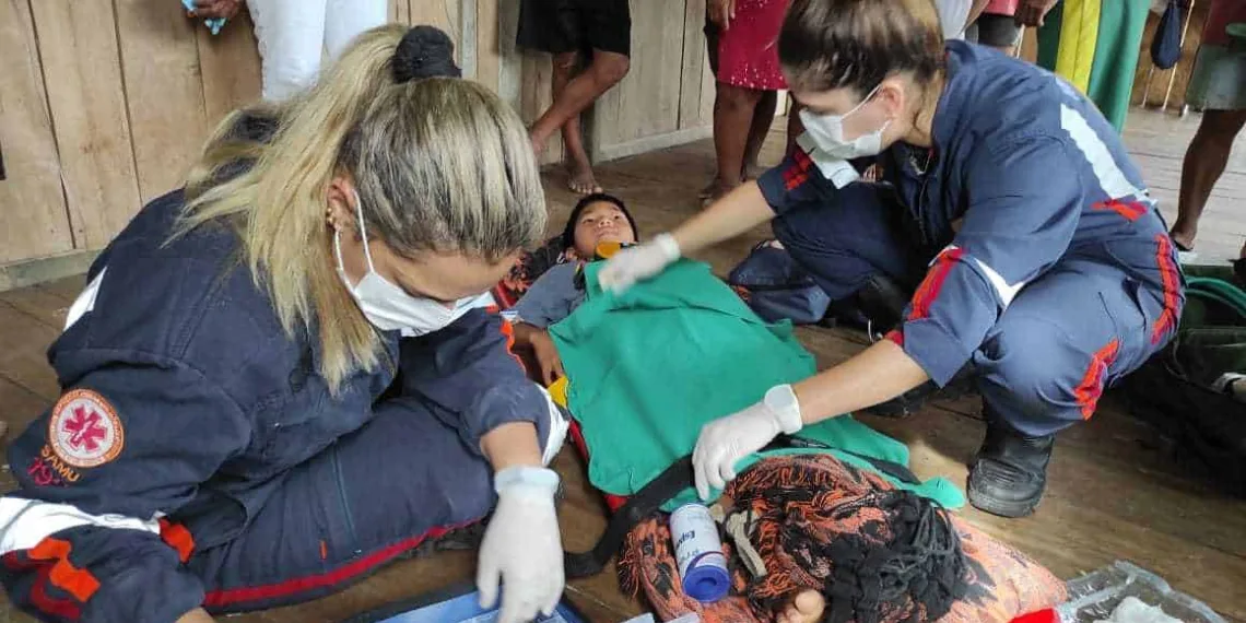 Helicóptero resgata menino de 9 anos que caiu de árvore em Assis Brasil