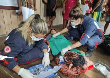 Helicóptero resgata menino de 9 anos que caiu de árvore em Assis Brasil