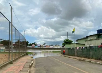 Rio Acre atinge cota de alerta e água chega em ruas de quatro bairros de Rio Branco