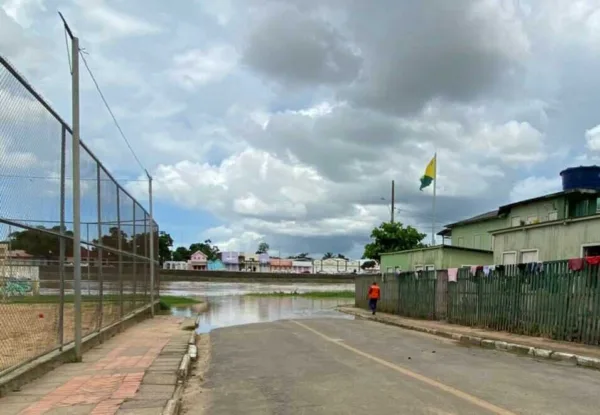 Rio Acre atinge cota de alerta e água chega em ruas de quatro bairros de Rio Branco