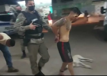 Bandidos invadem casa e roubam carro, mas acabam presos após perseguição e troca de tiros com a polícia