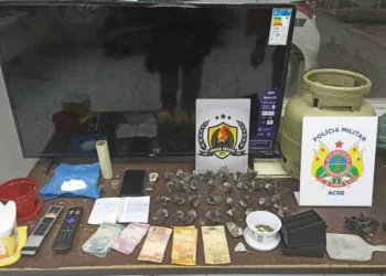 Trio é preso e adolescente apreendido sob suspeita de tráfico de drogas