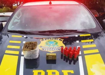 Taxista e passageiro são presos com munições de armas de fogo e drogas durante abordagem de rotina na BR-364