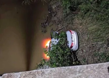 Motorista perde controle da direção e carro cai da ponte sobre o Igarapé São Francisco