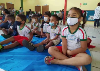 Prefeitura ignora greve dos professores e anuncia início do ano letivo; 70% das escolas não retomaram as aulas, diz Sindicato