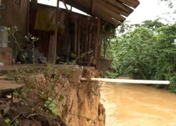 Famílias em área de risco temem desbarrancamento do Igarapé São Francisco e pedem ajuda à Defesa Civil