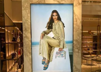 Acreana começa carreira como modelo em campanha para marca internacional Jimmy Choo