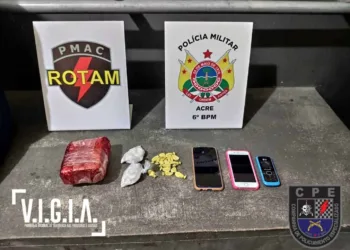 Em Cruzeiro do Sul, PM prende duas pessoas e aprende mais de meio quilo de drogas
