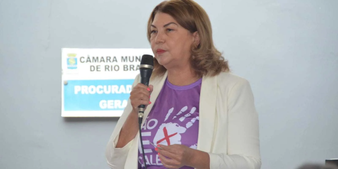 'Vou emprestar minha saia pra ele começar a cumprir as promessas de campanha, o que até agora não fez', diz Lene Petecão sobre Gladson