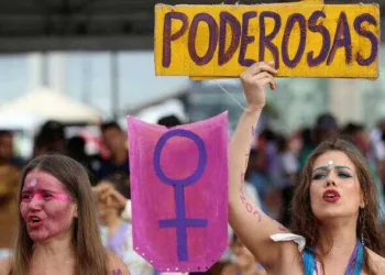BRA116. BRASILIA (BRASIL), 08/03/2018.- Mujeres participan en la marcha en conmemoración al Día Internacional de la Mujer hoy, jueves 8 de marzo de 2018, en la Explanada de los Ministerios, en la ciudad de Brasilia (Brasil). EFE/Joédson Alves