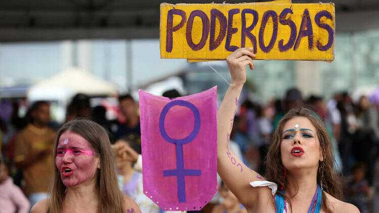 BRA116. BRASILIA (BRASIL), 08/03/2018.- Mujeres participan en la marcha en conmemoración al Día Internacional de la Mujer hoy, jueves 8 de marzo de 2018, en la Explanada de los Ministerios, en la ciudad de Brasilia (Brasil). EFE/Joédson Alves