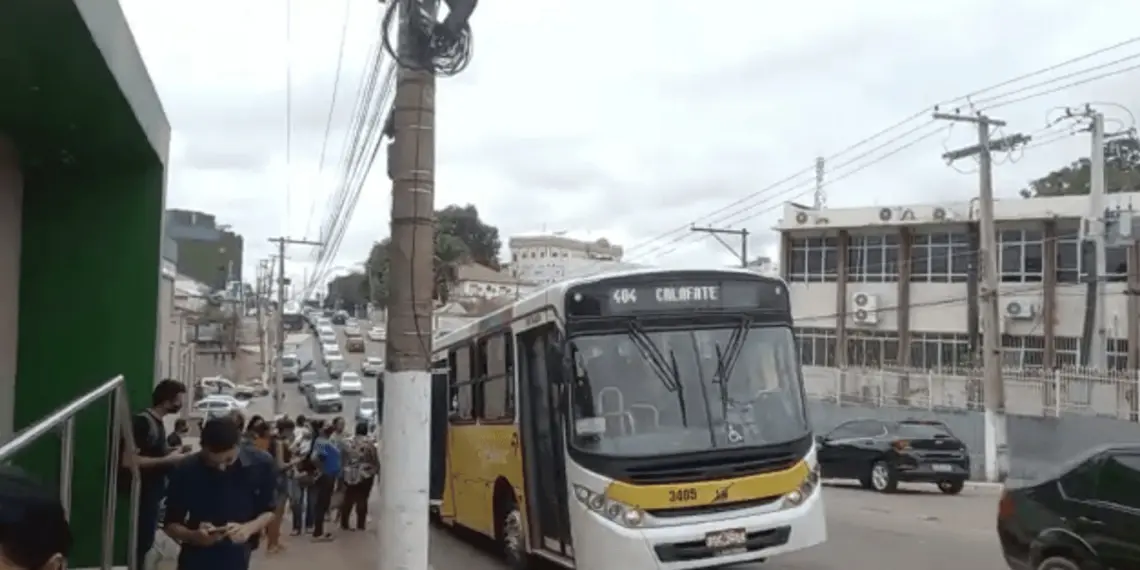 Ônibus não conseguem subir ladeiras e passageiros são obrigados a percorrer trechos a pé, em Rio Branco