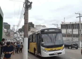 Ônibus não conseguem subir ladeiras e passageiros são obrigados a percorrer trechos a pé, em Rio Branco