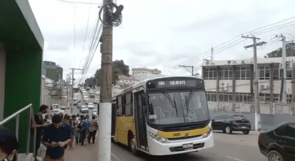 Ônibus não conseguem subir ladeiras e passageiros são obrigados a percorrer trechos a pé, em Rio Branco