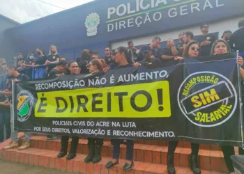 Policiais civis realizam passeata na capital cobrando reposição salarial do governo