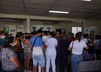 Em greve há 13 dias, servidores da Saúde protestam na policlínica do Tucumã e atendimentos são suspensos