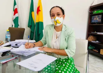 Prefeita de Tarauacá anuncia reajuste de 33,24% no salário dos professores da rede municipal