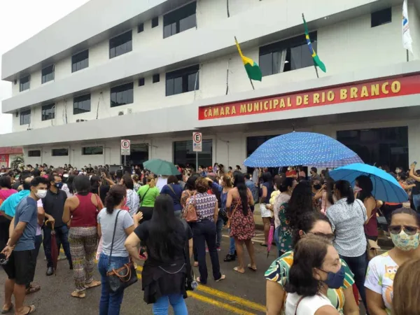 Greve da Educação em Rio Branco completa 14 dias com cerca de 80 escolas paralisadas