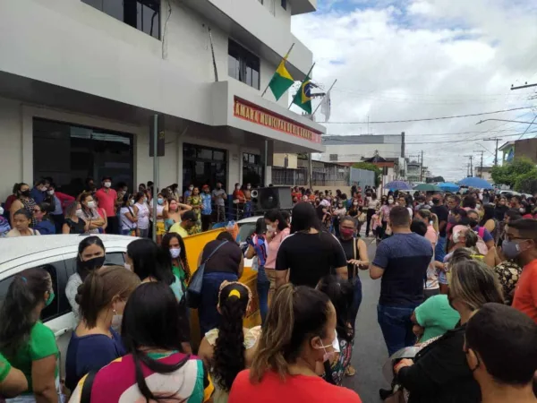 Contrários à proposta da prefeitura, servidores da Educação realizam protesto na Câmara Municipal